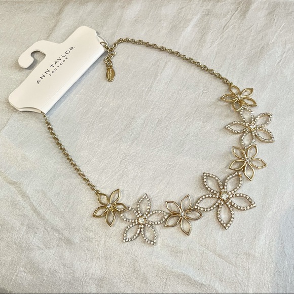NEW Rhinestone Flower Statement Necklace - Picture 5 of 7